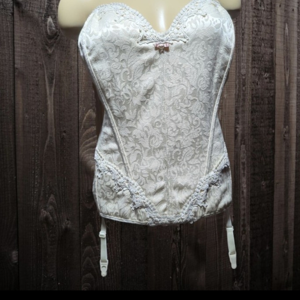 Elegant White Lace Bustier